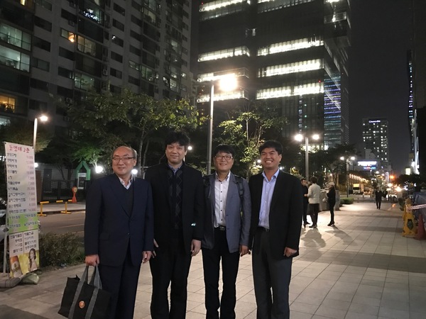 IMG_6（サムソン電子本社前にてProf Jung先生、Prof Kim先生、Dr Lee先生とともに）.JPG